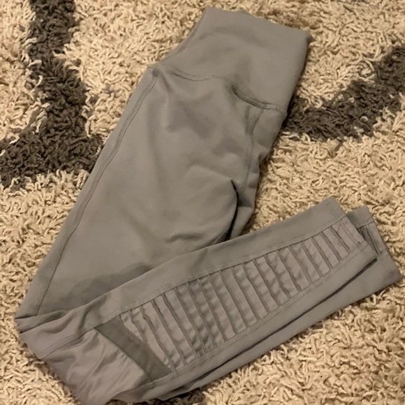 ⭐️ALO high-waist MOTTO legging in dove gray and glossy - Picture 5 of 13